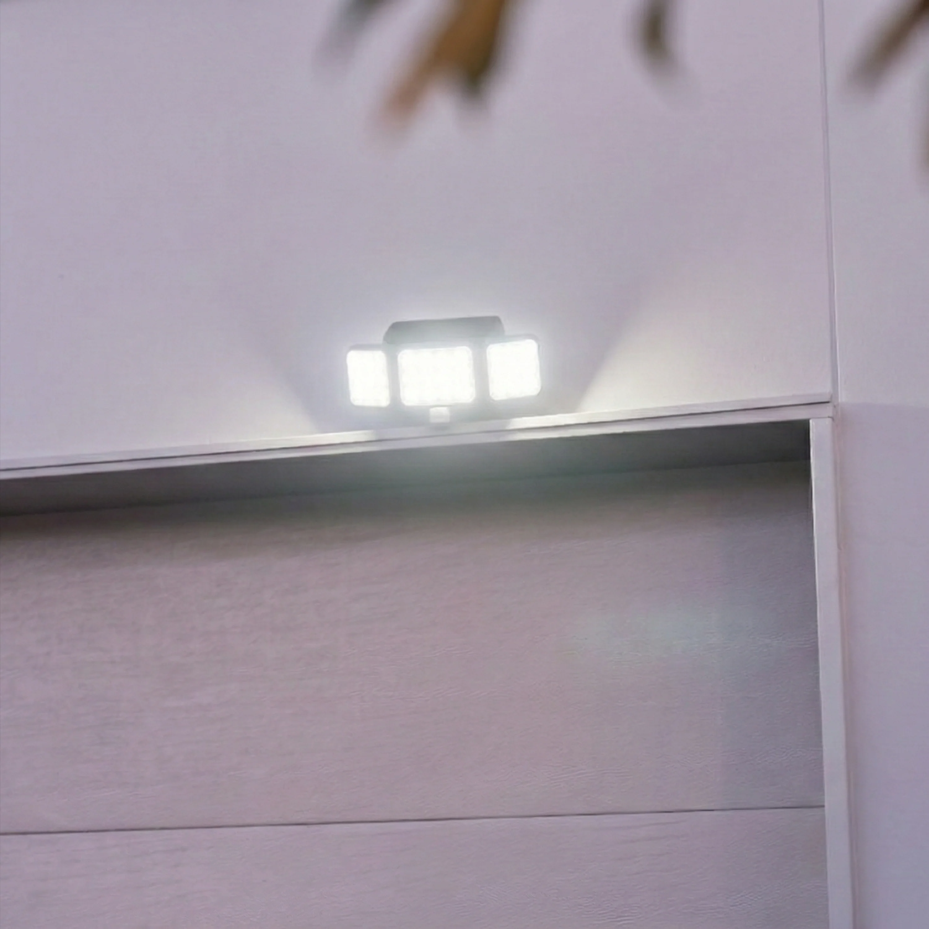 Solar Motion Sensor Floodlight | Adjustable Panels | GUARDIAN - Image 3